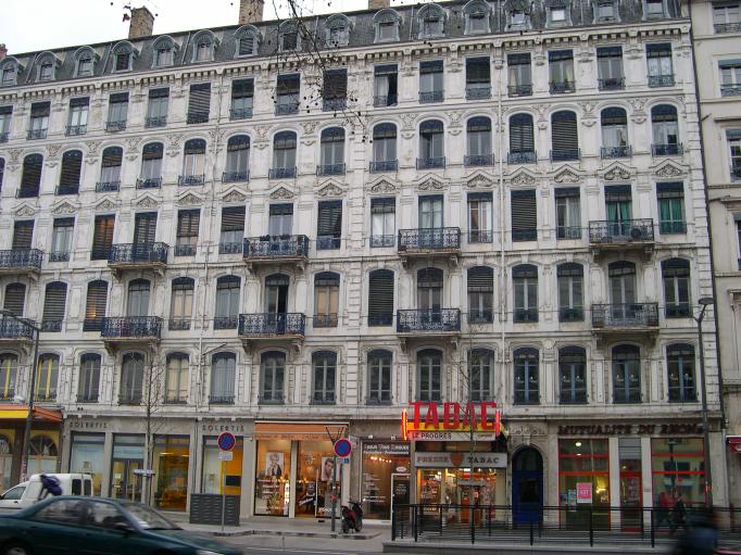  Jolie façade d'immeuble ancien, Cours Gambetta